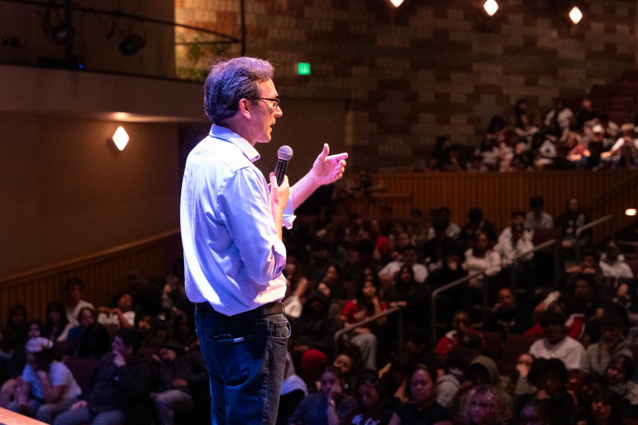 Governor Ferguson speaks to students at Renton High School about the FAFSA.