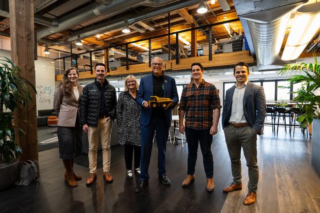 Inslee poses for a picture with First Mode employees in Seattle.